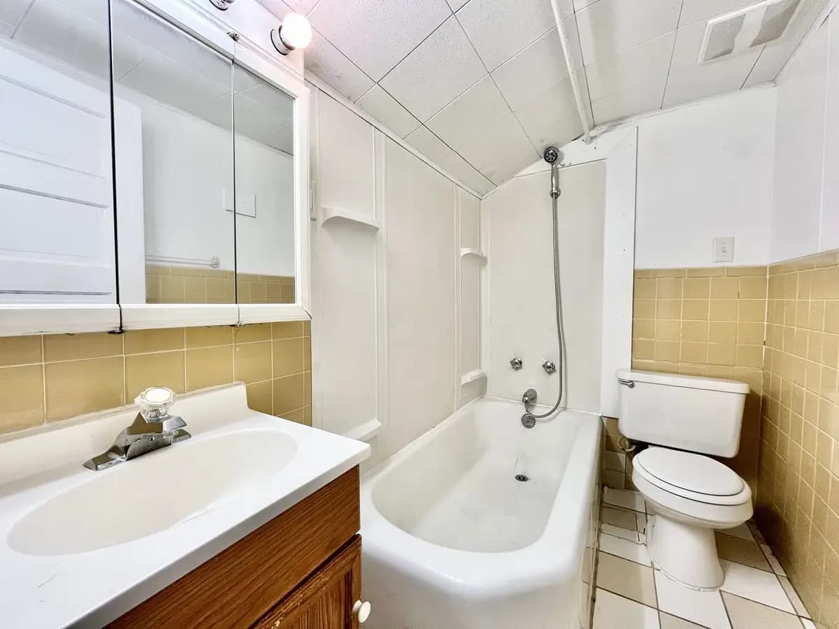 undefined apartments for rent - image - large (11).jpg - 3