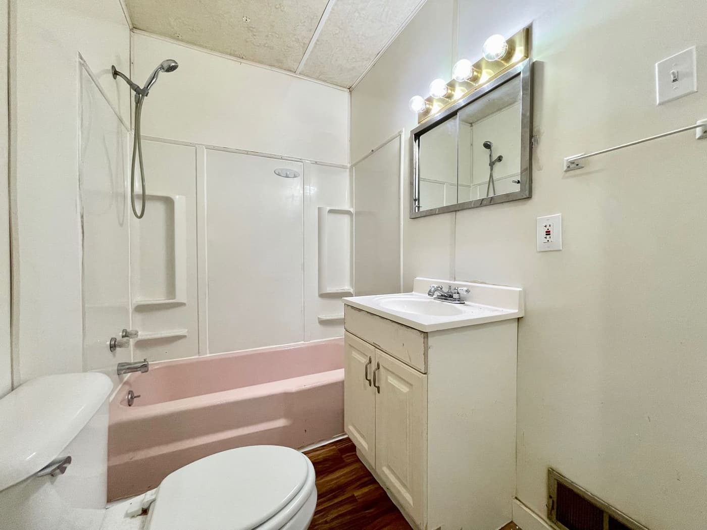 undefined apartments for rent - image - large (7).jpg - 2